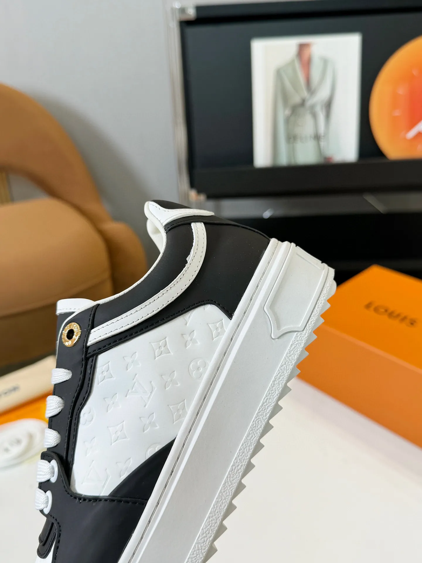 Men's Men's Shoes 💰💰660 Women's LV [Beverly Hills Sports Shoes Series] This Beverly Hills sports shoes are made of grained cow leather with Damier pattern, echoing the current season's leather goods series. The thick rubber outsole is lightweight, and an embossed Louis Vuitton logo adds a branding touch. Padded insole and technical fabric lining enhance comfort.  Detailed Features ♛ Embossed grained cowhide leather ♛ Ultra-lightweight rubber outsole ♛ Louis Vuitton logo on tongue and outsole ♛ Size: 35-40